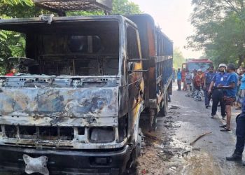 পদ্মা সেতুর দক্ষিণ প্রান্তে অবরোধ, ট্রাকে আগুন, আটক ২