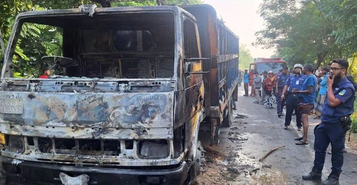 পদ্মা সেতুর দক্ষিণ প্রান্তে অবরোধ, ট্রাকে আগুন, আটক ২