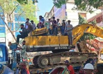 ধানমন্ডি ৩২ নম্বরের দিকে বুলডোজার নিয়ে যাচ্ছে বিক্ষুব্ধ জনতা