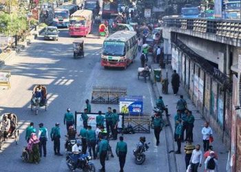 চেকপোস্ট বসিয়ে চলছে তল্লাশি, ঢাকায় যান চলাচল স্বাভাবিক
