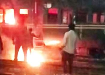 তেজগাঁও স্টেশনে ট্রেনের পরিত্যক্ত বগিতে আগুন, আটক ২