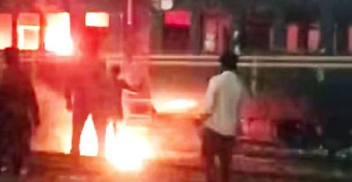 তেজগাঁও স্টেশনে ট্রেনের পরিত্যক্ত বগিতে আগুন, আটক ২