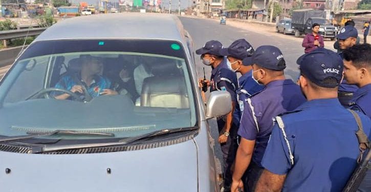 আমিনবাজারে পুলিশের চেকপোস্ট, যানচলাচল স্বাভাবিক