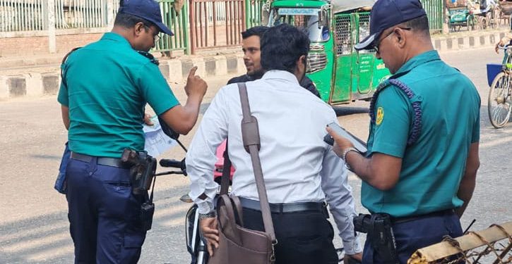 ঢাকায় কড়া নিরাপত্তা, চলছে তল্লাশি
