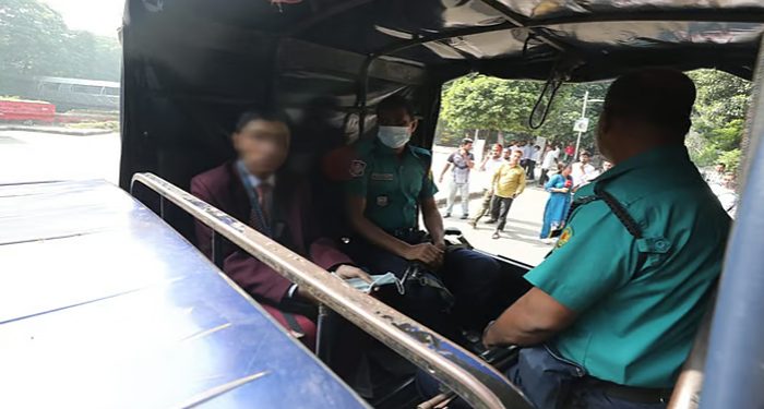 ধানমন্ডি ৩২ নম্বর থেকে ছাত্রলীগ সন্দেহে শিক্ষার্থী আটক