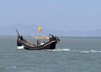 দুইটি ট্রলারাহ ১৩ জেলেকে ধরে নিয়ে গেছে ‘আরাকান আর্মি’