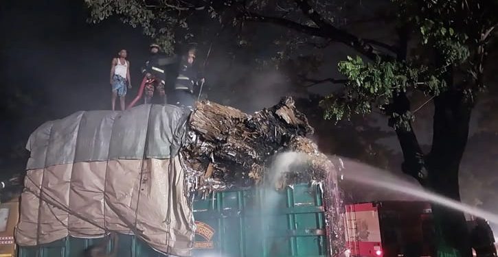 মুন্সীগঞ্জে ট্রাকে অগ্নিসংযোগ