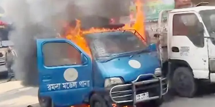 রমনা থানার সামনে হঠাৎ পুলিশের গাড়িতে আগুন