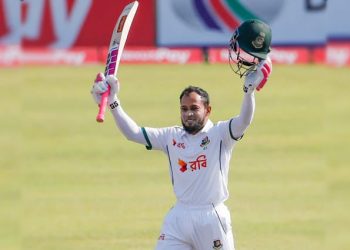 ‘সেঞ্চুরিতে’ সেঞ্চুরির ফুল ফুটিয়ে মুমিনুলের পাশে মুশফিকুর