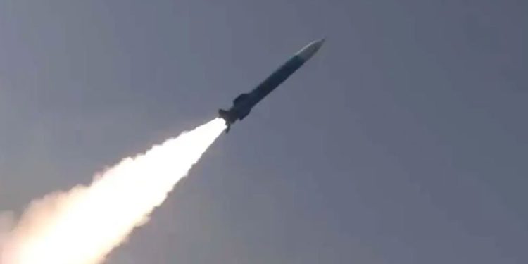 নিজস্ব প্রযুক্তির ব্যালিস্টিক ক্ষেপণাস্ত্র পরীক্ষা করল পাকিস্তান