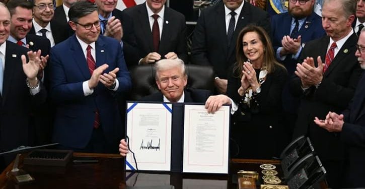 মার্কিন ইতিহাসের দীর্ঘতম শাটডাউন অবসানে বিলে স্বাক্ষর করলেন ট্রাম্প