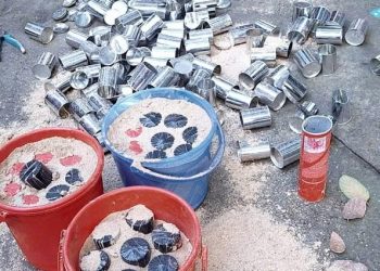 মুন্সীগঞ্জে ড্রেনের ভেতরে মিলল ২৩টি ককটেল, আটক ১