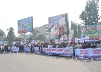 খুলনায় মোবাইল হ্যান্ডসেট বিক্রি বন্ধ, সিন্ডিকেট রুখতে ঐক্যবদ্ধ ব্যবসায়ীরা