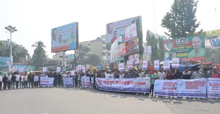 খুলনায় মোবাইল হ্যান্ডসেট বিক্রি বন্ধ, সিন্ডিকেট রুখতে ঐক্যবদ্ধ ব্যবসায়ীরা