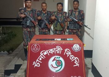 ৫৯ বিজিবি ভোলাহাট সীমান্তে হতে ১২ টি ভারতীয় চোরাই মোবাইল আটক