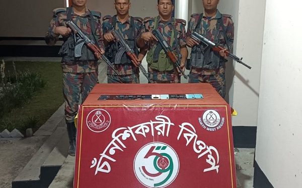৫৯ বিজিবি ভোলাহাট সীমান্তে হতে ১২ টি ভারতীয় চোরাই মোবাইল আটক
