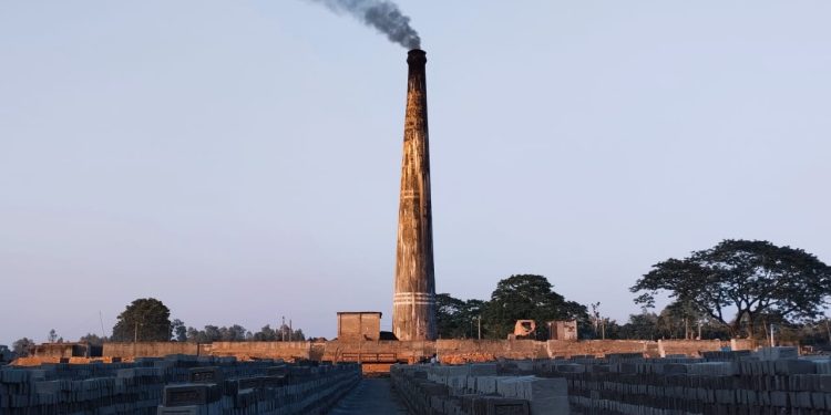 রংপুর শহরের হৃদয়ে ৯ অবৈধ ইটভাটা: চাঁদা–বাণিজ্য, হুমকি ও কর্তৃপক্ষের নীরবতা