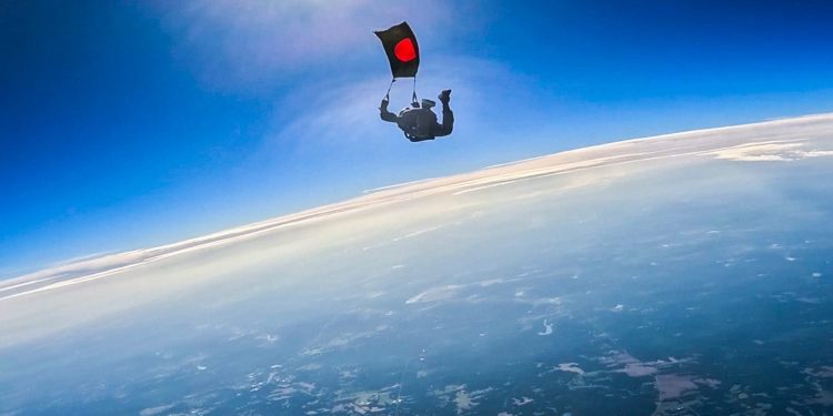 বিজয় দিবসে সর্বাধিক পতাকা হাতে প্যারাস্যুটিং, বিশ্বরেকর্ড গড়ার প্রত্যয় বাংলাদেশের