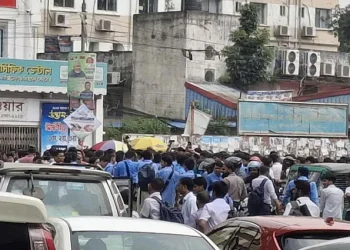 তেজগাঁও কলেজ শিক্ষার্থীদের সড়ক অবরোধ, ফার্মগেটে তীব্র যানজট