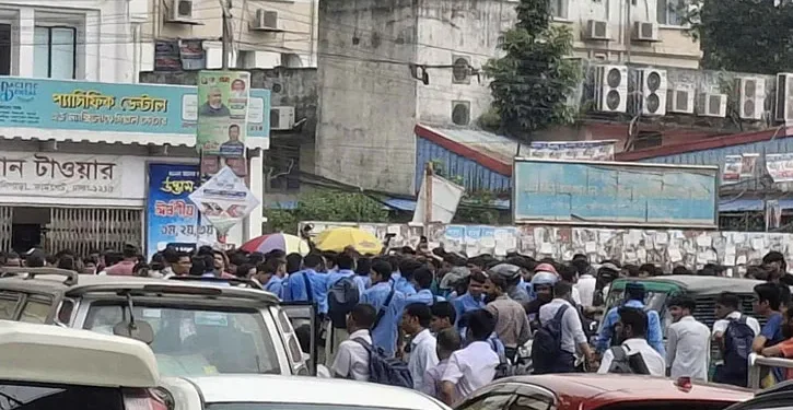 তেজগাঁও কলেজ শিক্ষার্থীদের সড়ক অবরোধ, ফার্মগেটে তীব্র যানজট
