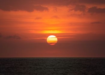 সূর্য কেন অস্ত যাওয়ার সময় কমলা ও লাল রূপ ধারণ করে