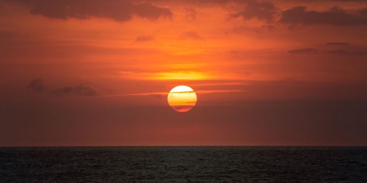 সূর্য কেন অস্ত যাওয়ার সময় কমলা ও লাল রূপ ধারণ করে