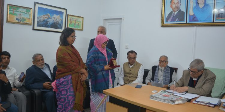 শ্রমিক অধিকার জাতীয় এডভোকেসি এলায়েন্স-এর পক্ষ থেকে রাজনৈতিক দলগুলোর কাছে ‘শ্রমিক ইশতেহার’ হস্তান্তর কার্যক্রমের সূচনা