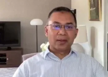 ২৫ ডিসেম্বর দেশে ফিরব, দয়া করে বিদায় জানাতে এয়ারপোর্টে যাবেন না: তারেক রহমান