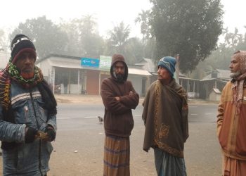 কুড়িগ্রামে বৃষ্টির মত ঝড়ছে কুয়াশা, সূর্যের দেখা নেই