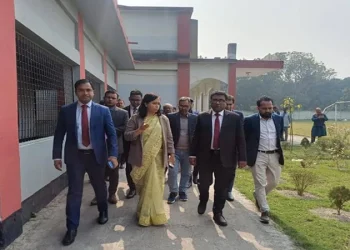 নাটোরে রিটার্নিং অফিসারের ভোট কেন্দ্র পরিদর্শন