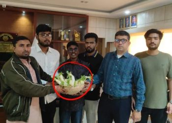 যবিপ্রবির উপাচার্যকে মুলা ‘উপহার’ দিলেন শিক্ষার্থীরা