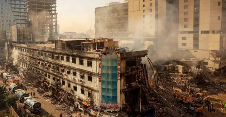 করাচিতে শপিংমলে অগ্নিকাণ্ডে নিহতের সংখ্যা বেড়ে ২৮