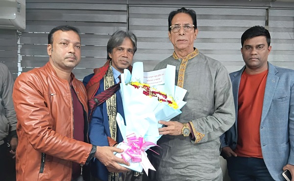 ঢাকাস্থ লালমাই উপজেলা বিএনপির উদ্যোগে আলহাজ্ব আব্দুল গফুর ভূঁইয়াকে ফুলেল শুভেচ্ছা