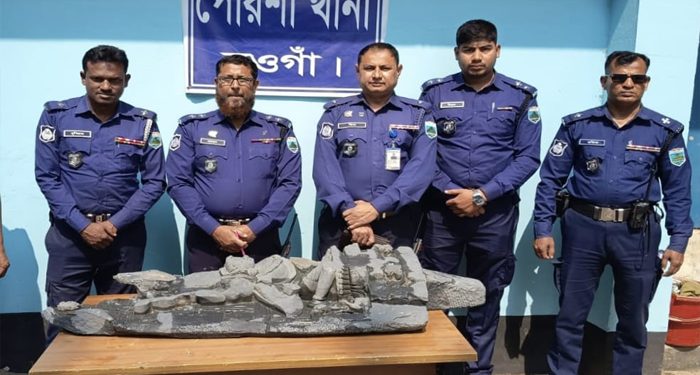 নওগাঁয় কবরস্থান থেকে কোটি টাকা মূল্যের কষ্টিপাথরের মূর্তি উদ্ধার
