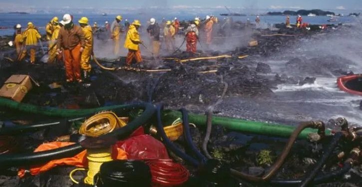 ইরানের পুরোনো তেল ট্যাঙ্কারগুলো ‘জীবন্ত টাইম বোমা’