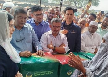 ভাষানটেকে অগ্নিকাণ্ডে ক্ষতিগ্রস্তদের পাশে জুবাইদা রহমান