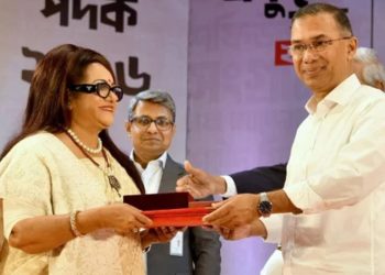 প্রধানমন্ত্রীর হাত থেকে একুশে পদক নিলেন কিংবদন্তি অভিনেত্রী ববিতা