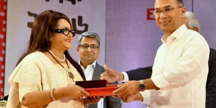প্রধানমন্ত্রীর হাত থেকে একুশে পদক নিলেন কিংবদন্তি অভিনেত্রী ববিতা