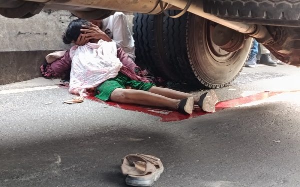 কালিয়াকৈরে ট্রাকের চাকায় পিষ্ট হয়ে নারী শ্রমিক নিহত