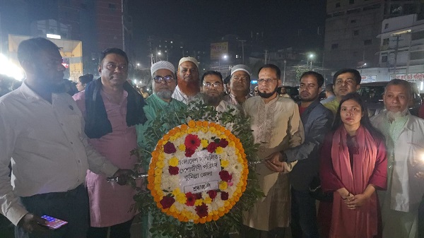 বাংলাদেশ সম্মেলিত পেশাজীবি পরিষদের কুমিল্লায় শহীদ মিনারে শ্রদ্ধা নিবেদন