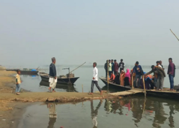 নৌকায় করে চর থেকে কেন্দ্রে আসছেন ভোটাররা