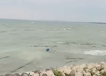 ঝড়ের কবলে পড়ে পদ্মায় ডুবলো ৩ ট্রলার