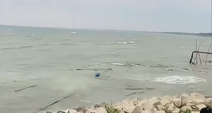 ঝড়ের কবলে পড়ে পদ্মায় ডুবলো ৩ ট্রলার