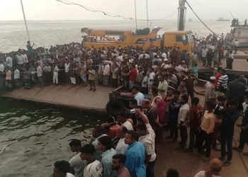বাস উল্টে নদীতে : ঘটনাস্থলে পৌঁছেছে উদ্ধারকারী জাহাজ ‘হামজা’