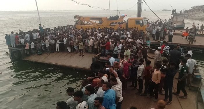 বাস উল্টে নদীতে : ঘটনাস্থলে পৌঁছেছে উদ্ধারকারী জাহাজ ‘হামজা’