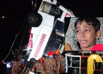 দৌলতদিয়া ফেরিঘাটে বাসডুবি,‘মা আমাকে জানালা দিয়ে বের করে দেয়, কিন্তু তাকে আর খুঁজে পাচ্ছি না’