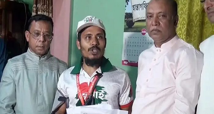 জুলাই গণঅভ্যুত্থানে পুলিশের গুলিতে আহত হোসেনের পাশে প্রধানমন্ত্রী