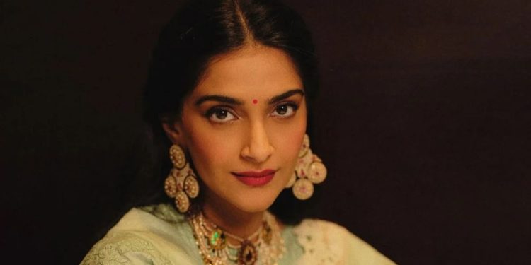 ফের মা হলেন বলিউড অভিনেত্রী সোনম কাপুর
