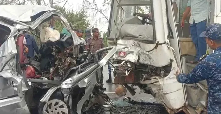 বাগেরহাটে সড়ক দুর্ঘটনায় নিহতের সংখ্যা বেড়ে ১৪, একই পরিবারের ১১ জন