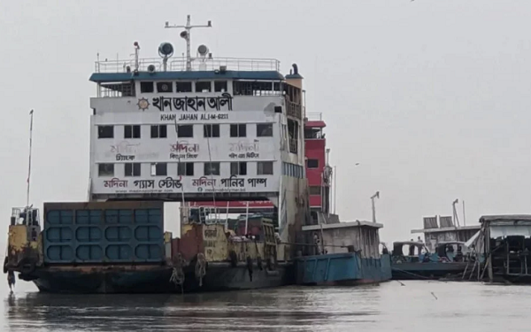 দৌলতদিয়া-পাটুরিয়া নৌরুটে ফেরি চলাচল বন্ধ
